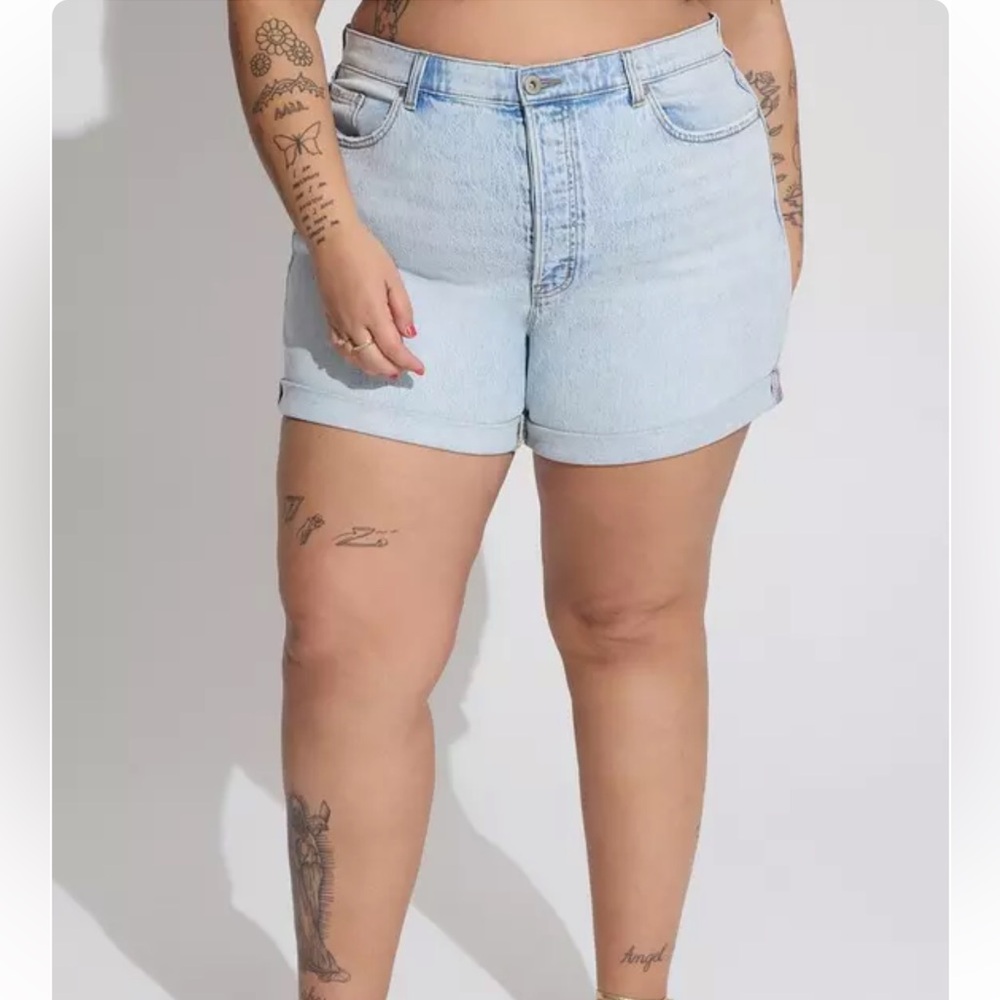 Torrid 5 Inch Mom Jean High Rise Denim Button Fly Shorts Light Wash Size 20